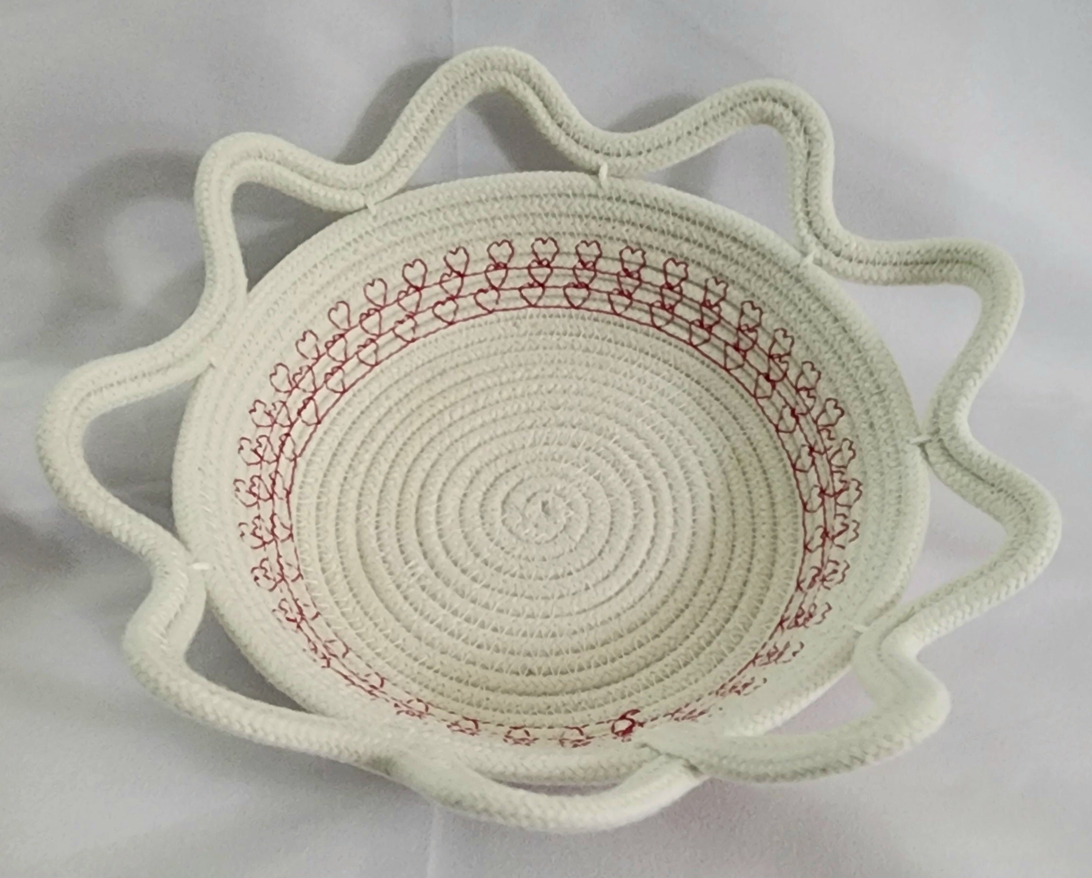 Rope bowl, white with embroidered hearts and scallop edge
